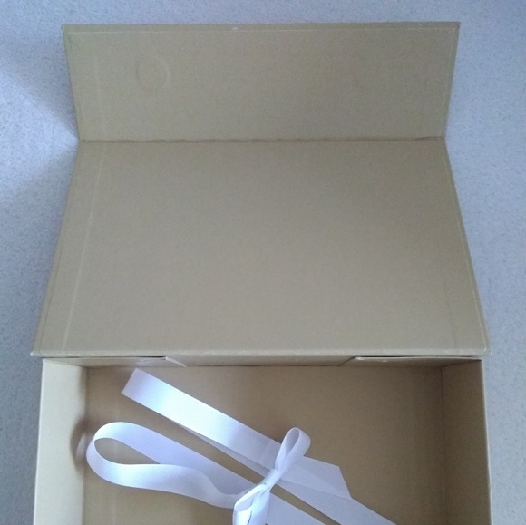 Michael Kors Medium Carton Gift Box - Picture 3 of 6